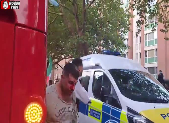 Video :Iranians who support the regime mingle alongside those who oppose it, and even the police struggle to protect him